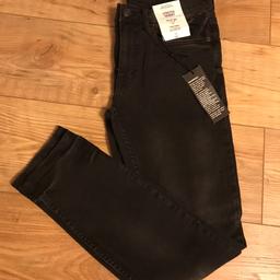 BNWT FROM BURTONS,MENS SLIGHT  DISTRESSED STRECH 
SKINNY JEANS. SIZE 30 SHORT, FROM SMOKE FREE HOME.