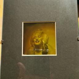 Wunderschönes Marilyn Monroe Foto als Hologramm.
Das Bild insgesamt ist 17,5 cm x 12,5 cm.
Das Foto selber ist 5,5 cm x 5,5 cm.
Wird mit einem Spot angestrahlt das es zur Geltung kommt. Etwas schwierig zu fotografieren. Hat mal 50. - D-Mark gekostet. Kein Versand, keine Rücknahme! 