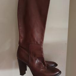 KURT GEIGER 100% LEATHER BOOTS
SIZE EU 39
Made in Italy 
In great used condition 
Suitable for narrow feet
£20.00 + £3.50 postage 
Collection SE14 5