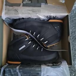 size 9 timberland boots, brought these for £130 from jd sports literally about 3 weeks ago and have worn them 3 times so they are basically brand new not a mark on them and still have the box but don't really like them if I'm honest £70 , buyer to collect from sheldon