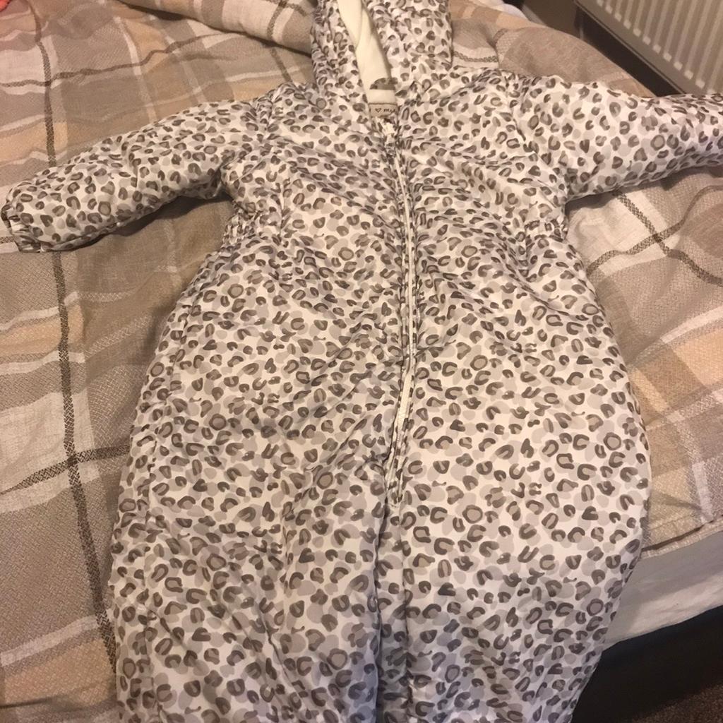 Next snow suit with little fur ears, age 2-3 from smoke and pet free home
Not worn 🙂