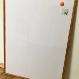 Magnetisches White Board/Schreibtafel mit Holzrahmen
inkl Haken zum Aufhängen (senkrecht und waagrecht möglich)
Maße: 60x80 cm
