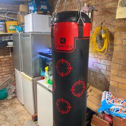 Domyos heavy duty hanging punching bag. Good quality bag. Scuff marks on base of bag doesn’t effect working ability. Comes with hanging bracket.
Dimensions 3ft5 tall

Collection only
