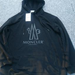 Helt ny Moncler hoodie med svart logga på bröstet. Storlek M/L. Kan skicka om du står för frakten på 70kr.