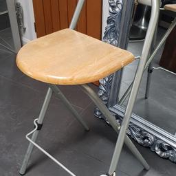 bar stool in silver with beach wood seat, sturdy and in good condition, folds flat for storage.
seat height 70cm
seat width 34cm
collection Leeds 6.