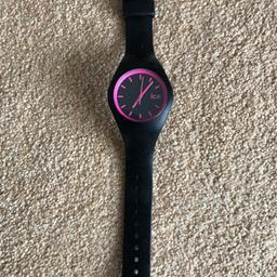 ice Watch, Schwarz, Ziffernblatt Pink umrandet, Silikon, Durchmesser 4cm, Gesamtlänge 24cm, sehr guter Zustand
(Batterie ist leer)
Privatverkauf, keine Garantie