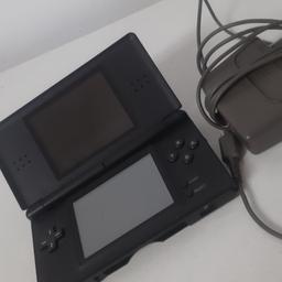 Verkaufe einen Nintendo DS Lite in Schwarz 

Normale Gebrauchsspuren mit Kratzer am Deckel 

Wurde getestet und Funktioniert einwandfrei 

Versand möglich mit Aufpreis 

Keine Gewährleistung oder Garantie