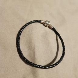 Leather pandora bracelet.
21 cm
selling due to needing a smaller size