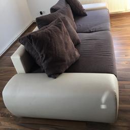 Couch ist im guten Zustand. Die Leiste in der Mitte ist beleuchtet, es gibt Fernbedienung dazu.
L 3m
H 0,7m
B 1,20m
Couch ist abholbar in der Steiermark-Liezen-Lassing