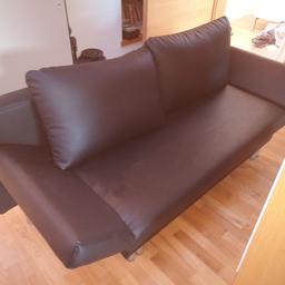 Hallo verschenken ein Sofa im gutem Zustand in schwarz.
Die Maße im ausgezogen Zustand ist
2m * 1,3m