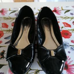 Excellent Condition
Flat Heel
Black with Bow