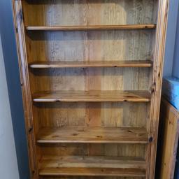 A lovely 6 shelved book case - some marks and scratches- see photos - balled feet. An ideal upcycling project.

size: height 182 cm floor to top.

Width - 95 cm across the top 92 cm in the middle.

depth - 27 cm

shelf depth 22 cm

collection only please - cash on pick up.