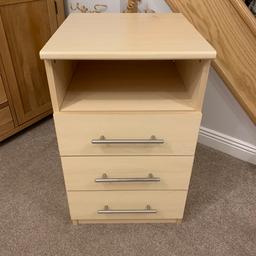 49x45x74 cm-beech colour

Good solid set of 3 drawers-ideal for study or even a garage as extra storage....decent weight, brushed chrome handles

Small stain on the top as shown

Collection Alrewas, can deliver locally