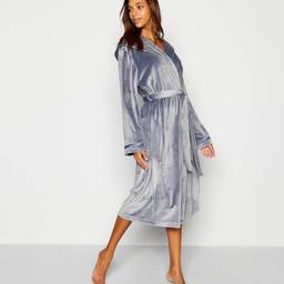 Brand new with tags 
Women’s Ted Baker long dressing gown robe 
Grey colour 
Very soft and cosy
I have size UK 8-10, 12-14 and UK 16-18 available 
£40 
Collection Leicester LE5 or can post