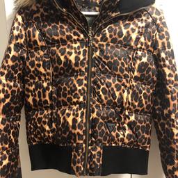 Verkaufe Guess Winterjacke im Leopardenstil. Jacke befindet sich im neuwertigen Zustand. Größe L. Eher kleiner geschnitten. Passt bei 38/40. Neupreis 199,90.
