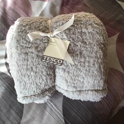 Tesco
Fleece throw
Grey
Size 120cm x 150cm
47 inches x 59 inches