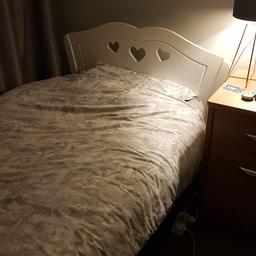 white girls single bed with full length draw underneath.very sturdy bed.
a few scuff but nothing unsightly.
£200 in Argos.
mattress not included.