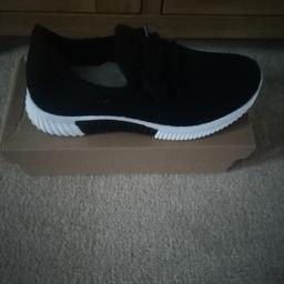 Size 6 but run small so will fit a 5-6 brand new boxed