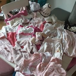 Grosses Baby Set in sehr gutem Zustand(vom Kopf bis Fuss:))
Kappe,Pijama,Jacke,Lang und kurzer Body,Socken,Pulli,Hose,Schuhe
viele Sachen