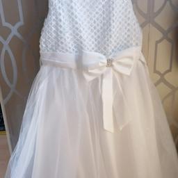 Brand new gorgeous girls dress. Ideal for wedding, party, Christmas etc id say age 8+
