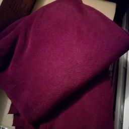 verkaufe 2 kuschelige, dünne Fleece Decken in der Farbe lila

beide 6€

bei 40° waschbar

nicht für den Trockner