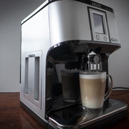 biete ein 2,5 Jahre alt Kaffeevollautomaten von Krups EA880E Quattro Force, 12 Tassen an. Gerät ist in einem TOP technischen sowie optischen Zustand. Entkalkt und gereinigt. Handbuch und Paar org. Krups Reinigungstabletten sind auch dabei. NP: ca. 800 €
Sie verfügt ein Touch Farbscreen und OneTouch System für 2 leckeres Cappuccino oder Latte. leise und sehr bequem in der Bedienung. Kaffeeautomat bereitet ein SUPPER Kaffee / Espresso / Ristreeto zu. Versand 15€. Verkauf von Privat. Keine Garantie