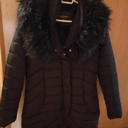 Verkaufe neue Winterjacke in schwarz
Pelz kann man runter geben ..... wurde nie getragen
GRÖSSE ... M