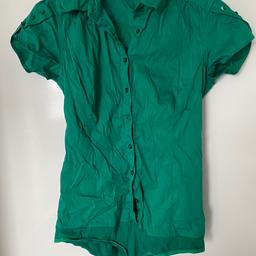 Grüne Bluse mit Bodyfunktion von Vero Moda zu verkaufen. Die Größe ist M und der Zustand sehr gut, da ich sie kaum getragen habe.