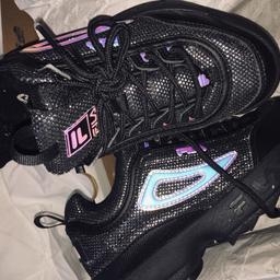 Girls Chucky Black Fila size 2
Only worn few times these are in Excellent condition still like new in box x