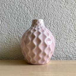 Dekoration
Vase Rosa / Weiss
Maße: H ca. 11 cm / B ca. 8 cm
Öffnung ca. 2,5 cm

Neu und unbenutzt
Ausgezeichneter Zustand