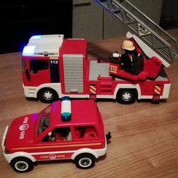 2 Feuerwehr Fahrzeuge von Playmobil. 5 Figuren und Diverse Kleinteile. Voll Funktionsfähig. Leiterfahrzeug blinkt.