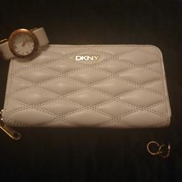 Äkta DKNY plånbok i vitt läder. nyskick!! Använt 2ggr. Se bilderna! nypris 1600kr!