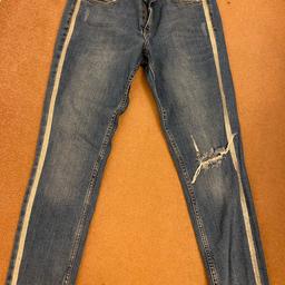 Zara jeans with glitter strip down side.
Have been used but still in good condition.
Sz 12-14