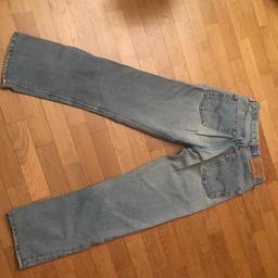 Vendo jeans Levis da donna, usati pochissimo.
Corrisponde a una 38/40 italiana
