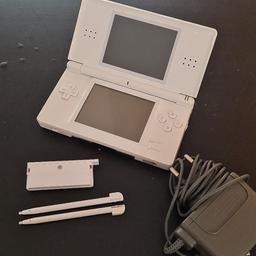 Nintendo DS Lite im guten Zustand. 
Ladegerät ist mit dabei + Transporttasche 
3 Spiele (siehe Bild)
1 Ersatz Stift 
1 Abdeckkappe für den Advance Slot

Abholung ist gewünscht. Keine OVP