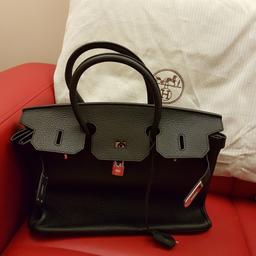borsa modello Hermes nera  di pelle, molto elegante,   è bellissima 😍
