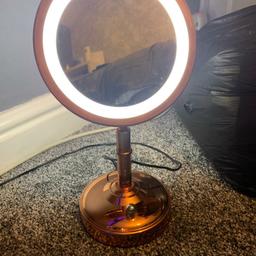 Rose Gold magnifying light. In good condition. Mirror movable. Slight discolouration on button . Perfect working order. Mains operated .