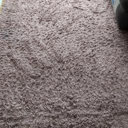 very large rug 320cm by 240cm lilac colour no Mark's or sign of wear 4 matching cushions.  collection st1 area £15