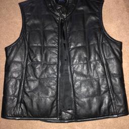 Size 12 black genuine leather from gap
Mint condition zip full length with no issues
Only Selling sue to no longer fitting