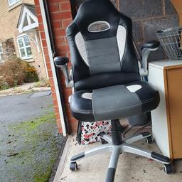 Raygar Gaming/Office chair hardly used no marks stored in garage bargain price £70

was £130 new