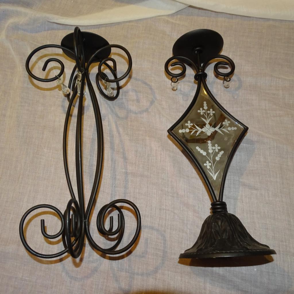 2 Kerzenständer Metall , Farbe schwarz, einmal mit Glas und Motiv, röße 36 cm hoch, dm 13 - 16 cm, Kerzenhalter dm 8 cm, gebraucht als Dekoration, in sehr gutem Zustand, Versand möglich
