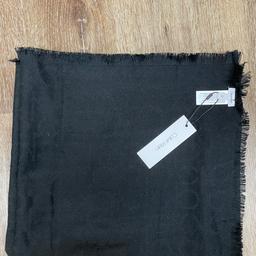 Ich verkaufe hier einen Schal von Calvin Klein mit Etikett komplett NEU.
Größe: One size
Hab diesen Schal leider 2x.

NP: 55€
Nichtraucherhaushalt und keine Tiere. 🤍