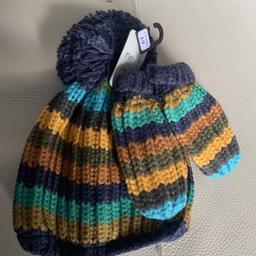 Next Kids Cable Knit Pom Beanie Hat & Gloves Age3-9 Months. Condition is "New with tags".


Main 100% Acrylic. Lining 95% Cotton, 5% Elastane.