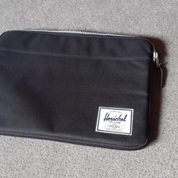 Verkaufe zwei neuwertige Laptoptaschen der Firma Herschel, in den Farben grau und schwarz. Beide erst einmal benutzt.
Größe 40 cm mal 28 cm, innen gepolstert. 
Neupreis jeweils 14 Euro.
Einzeln je zwei Euro, beide zusammen für
drei Euro.
