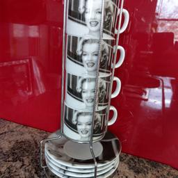 13teiliges Kaffeetassen Set für 4 Personen, 4 Tassen, 4 Untertassen, 1 Ständer zur Aufbewahrung und 4 Kuchenteller. Tassen mit Marilyn Monroe Motiv. Nie verwendet, also ganz neu!