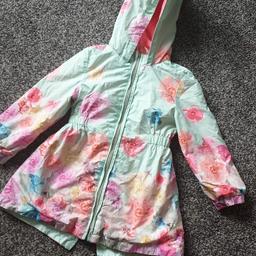 age 2-3 beautiful ted baker coat. zip is tarnished.
postage available £3.10 untracked,
£4.10 tracked and insured