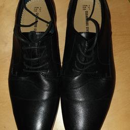 Schwarze Schuhe für Herren die gut zu einem Anzug passen.Kaum getragen und daher wie neu.Siehe Bilder.

Keine Garantie,Rücknahme!!!