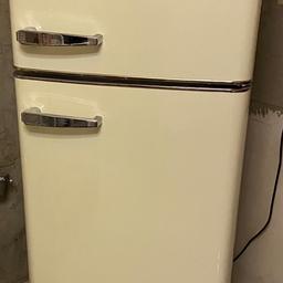 Verkaufe hier einen ungefähr 1 Jahr alten Retro Kühlschrank von Amica gekauft wurde er bei Otto Rechnung kann nochmal ausgedruckt werden.
Der Kühlschrank ist in einem Super Zustand!!!
Details siehe Bilder :)