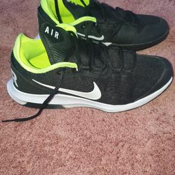 Neuwertige Nike Schuhe re. Schuh Gr. 44,5 und li. Gr. 44, ansonsten in einem Top Zustand. Wurde nur 1x getragen.