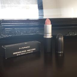 Nearly full
Cremesheen lipstick in a popular Nude tone colour